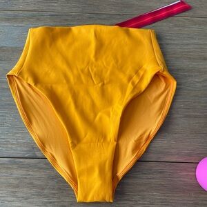 Hi hi bottom marigold, M. Never worn